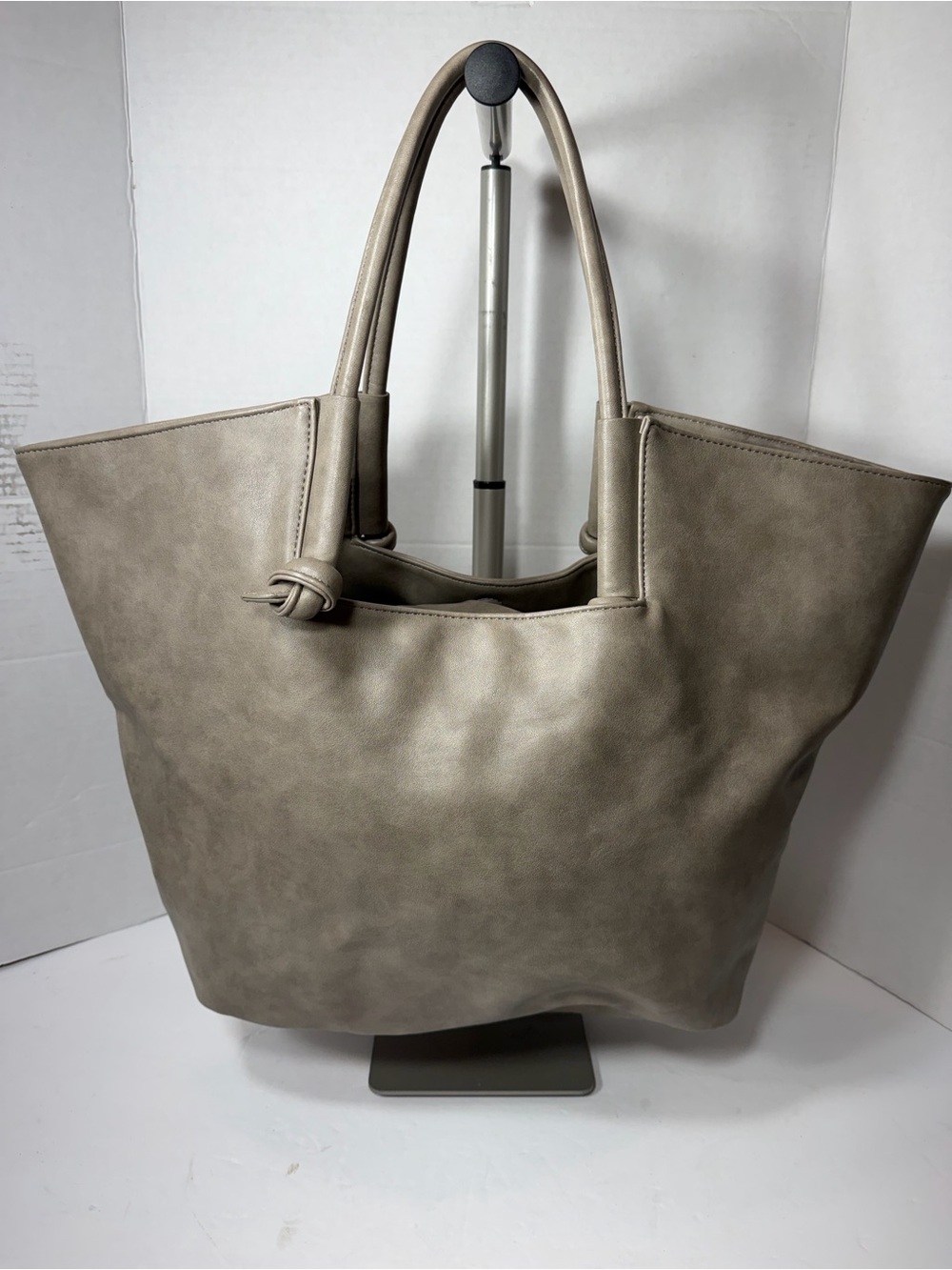 Anthropologie Kaitlyn
Knotted Faux Leather Large Taupe
Gray Tote Purse